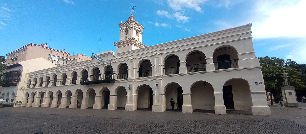 Cabildo histórico de Salta con sus arcadas y balcones coloniales