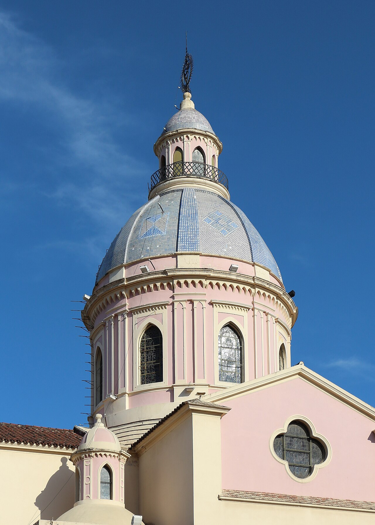 Fachada de la Catedral Basílica de Salta frente a la plaza 9 de Julio