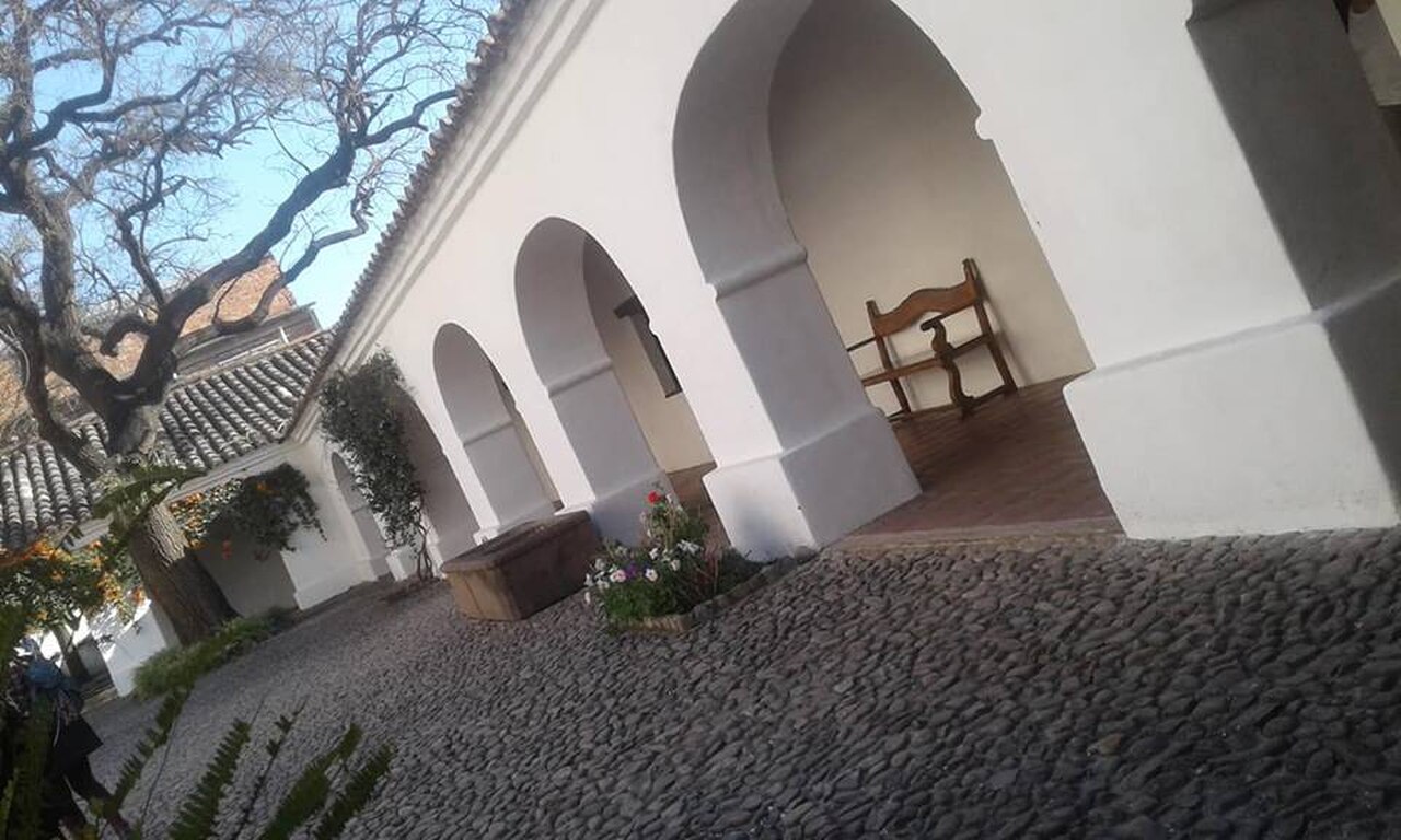 Patio interno con galerías y arcos del Cabildo de Salta